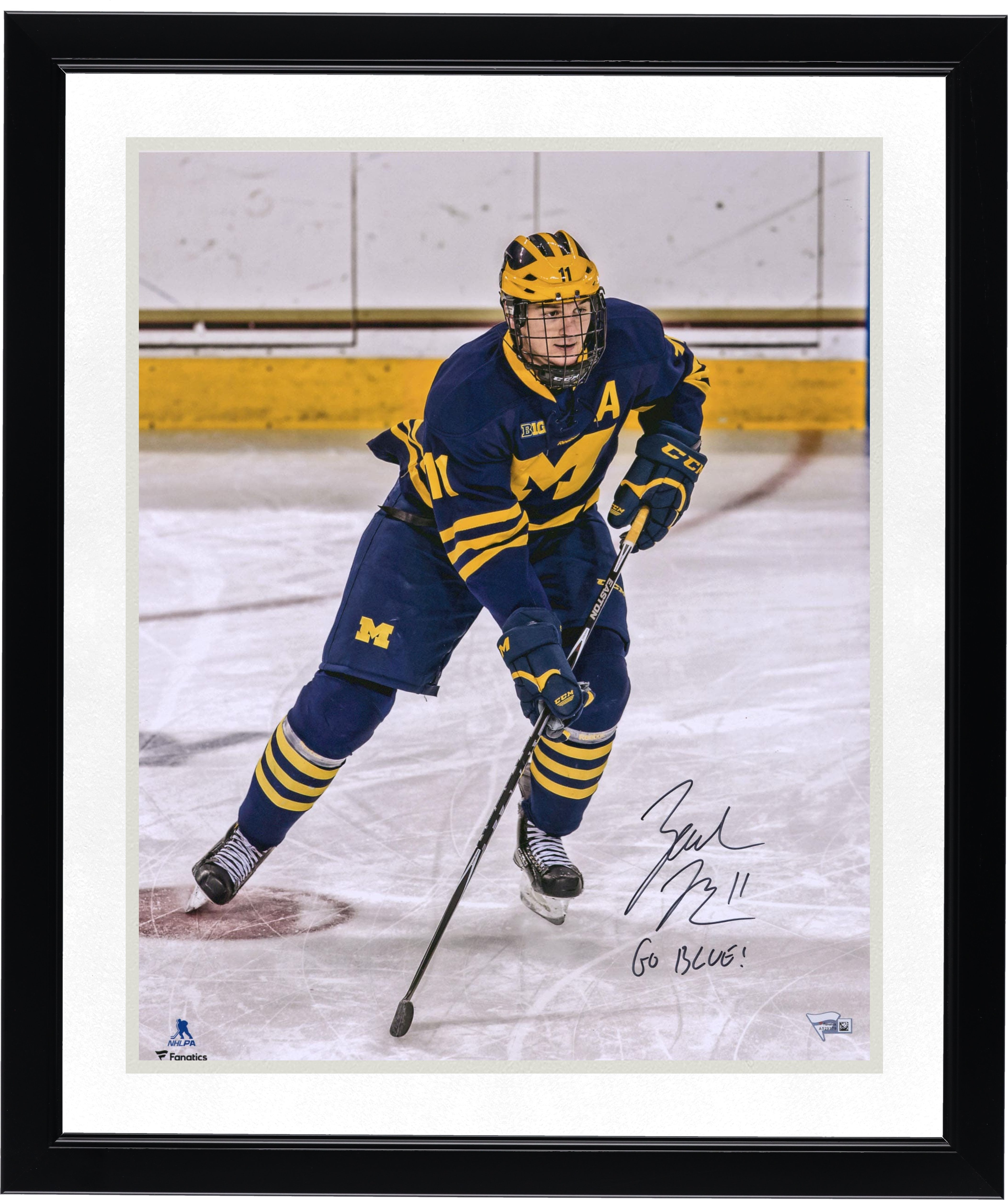 Photo de patinage autographiée de Zach Hyman (Michigan Wolverines), 40 x 50 cm, avec inscription « Go Blue ! »